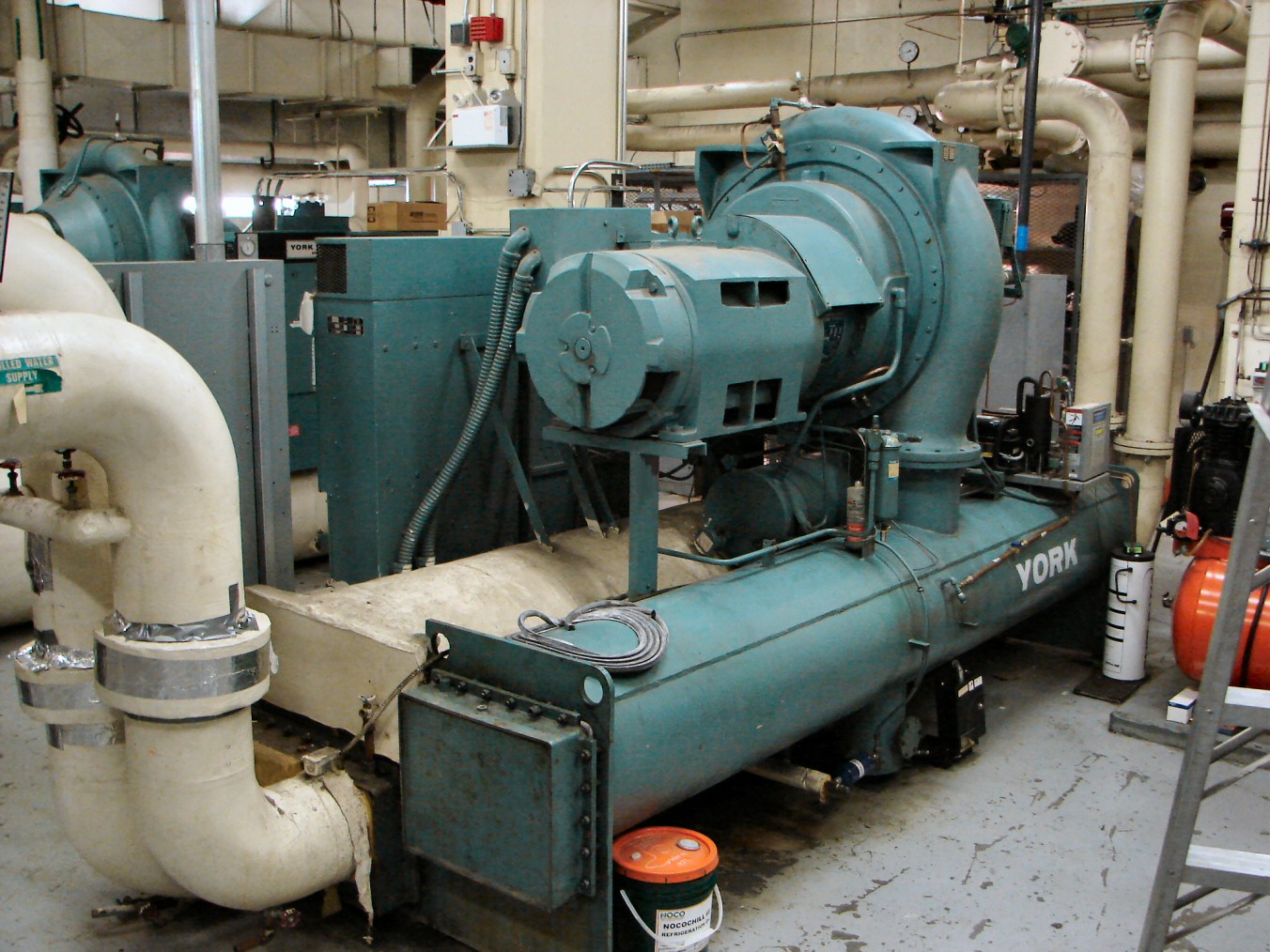 Illustrative HVACR installation photograph, not EVAPNEX equipment